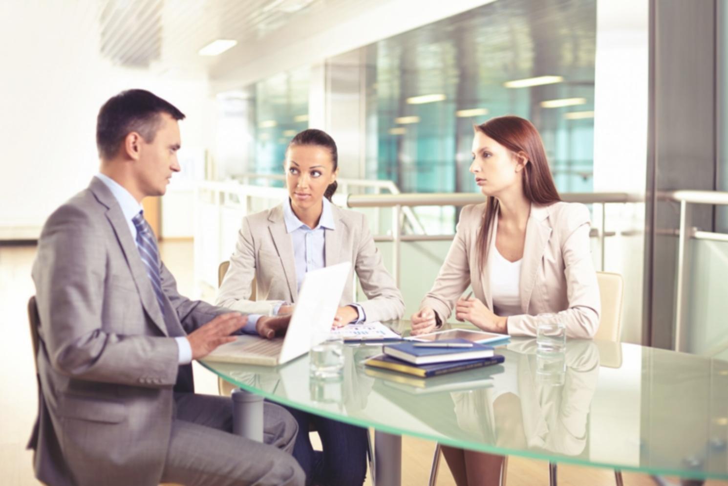 Profesionales trabajando en análisis financiero y comunicación empresarial