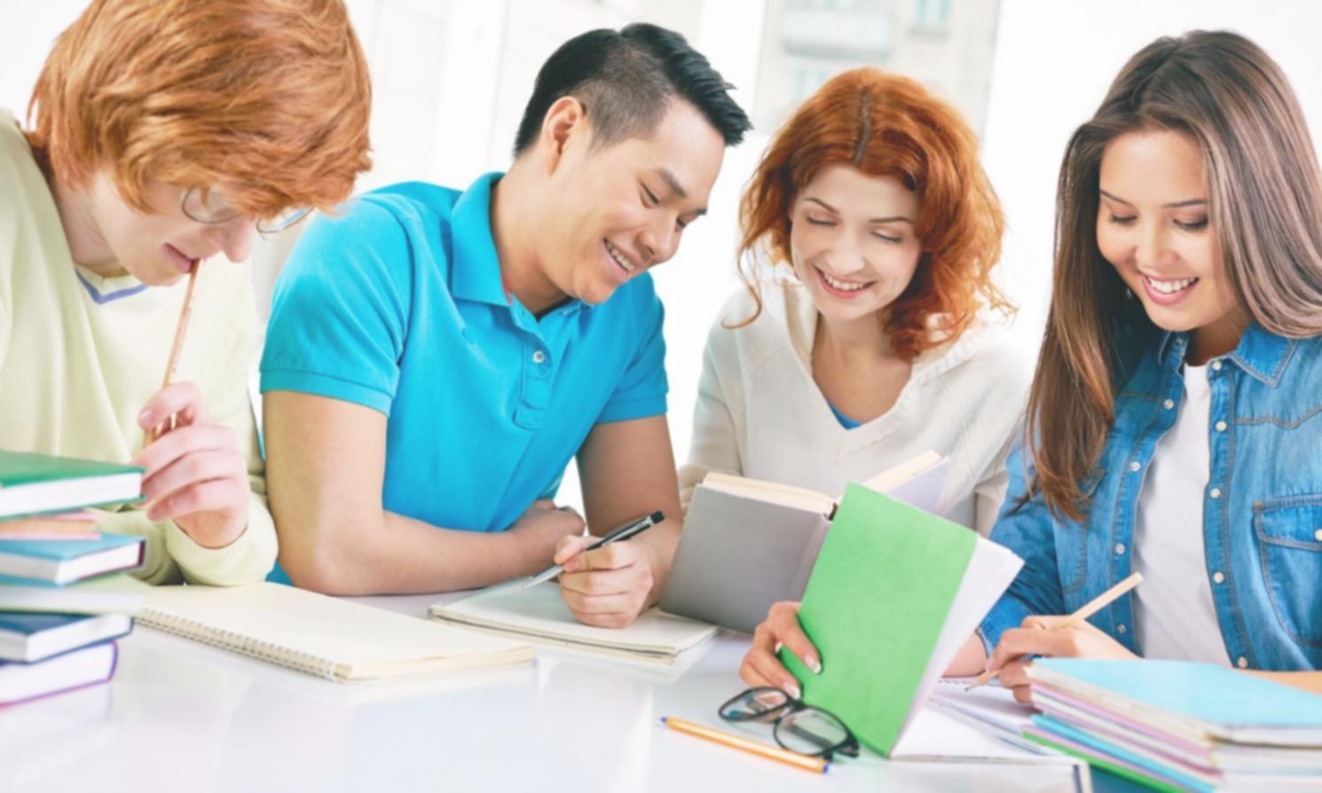 Equipo de eonlumenex trabajando en estrategias financieras