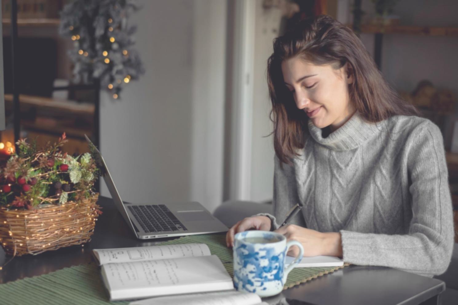 Profesionales trabajando en análisis financiero y comunicación empresarial